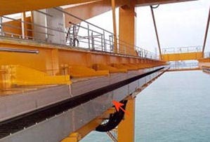 igus® Energiekette an einem Kran, in Edelstahleinhausung.