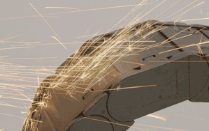 Energiekette die sich außerhalb des Arbeitsraumes um die Ecke aufrollt.