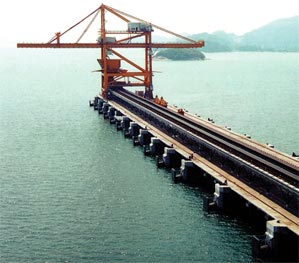 Energiekette Serie 5050 mit 441 m Längsverfahrweg an einem Kran