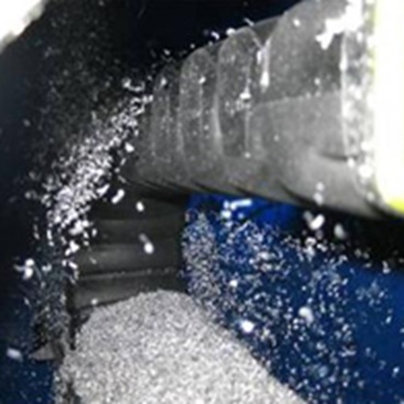 KMA in einer Werkzeugmaschine schützt Leitungen vor Spänen