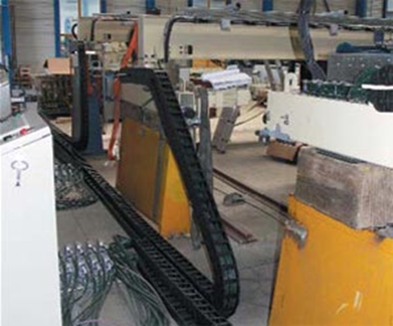 The semi-finished crane structure, with an igus® cable carrier