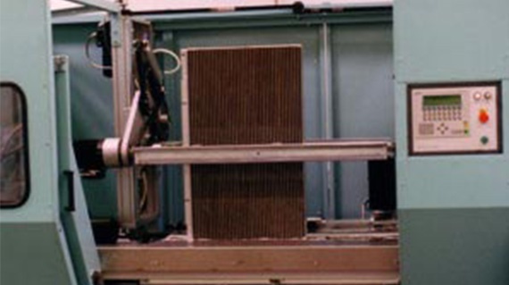Automatische Kantenfräsmaschine für Ladeluftkühler