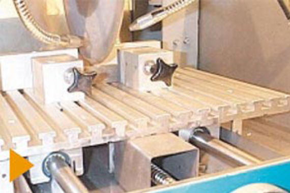 drylin® R Aluminiumwellen für präzise Linearführung in Trennschleifmaschine