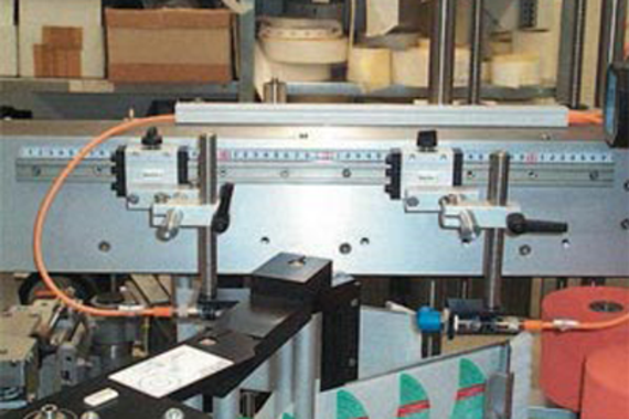 drylin® T Schienenführung in Etikettierzuführung für Verpackungsmaschine
