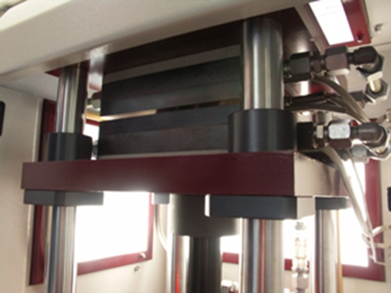Handhebelpresse: Über die Viersäuleneinheit werden die Pressplatten bewegt.