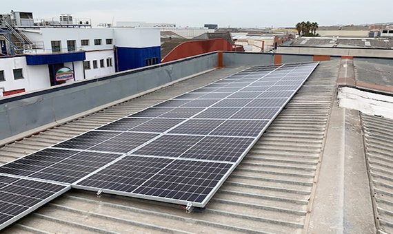 Solarpanele auf dem Dach des igus Büros in Spanien