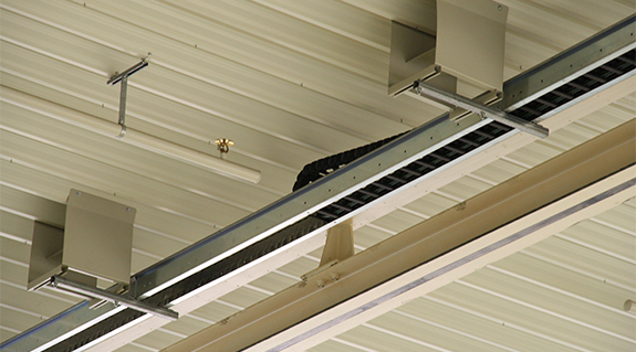 Energieketten in Hallenkranen von Polster- und Schaumstoffspezialist Carpenter